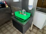 un récipient vert posé sur un évier dans une cuisine