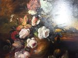 une peinture de fleurs dans un vase sur une table