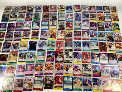une grande collection de cartes à collectionner Pokémon posée sur une table