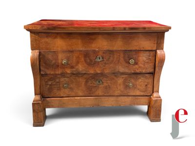 une petite commode recouverte de velours rouge sur le dessus