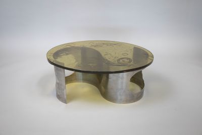 une table basse sur laquelle est posée une photo