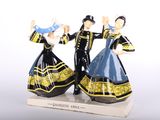 deux figurines représentant un couple vêtu de bleu et de noir