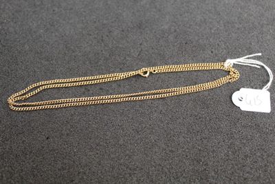 une chaîne en or ornée d'un pendentif en forme de cœur