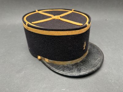 un chapeau noir orné d'un ruban doré