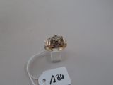 une bague en or sertie d'un diamant, à laquelle est attachée une étiquette de prix