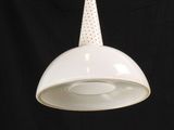 un luminaire blanc suspendu au plafond, sur fond noir