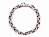 un gros plan d'un bracelet à maillons sur fond blanc