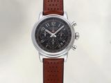 un gros plan d'une montre avec un bracelet marron sur fond blanc