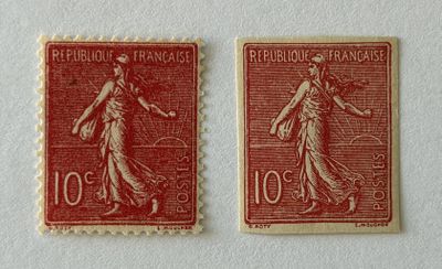 deux timbres rouges et marron représentant une femme tenant une raquette de tennis