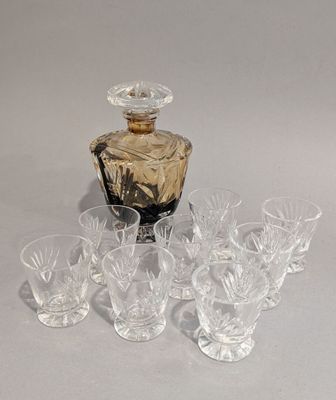 beaucoup de verres et une carafe sur la table