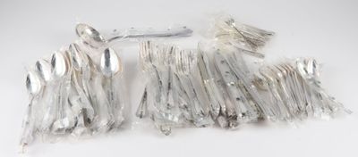beaucoup de cuillères et de fourchettes en argent sur la table