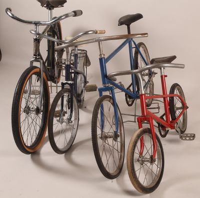 Réunion de quatre vélos pour enfant Restaurations - en l'éta…