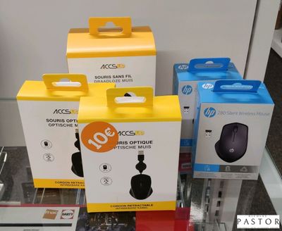 plusieurs boîtes contenant des gadgets électroniques posées sur une table en verre dans un magasin