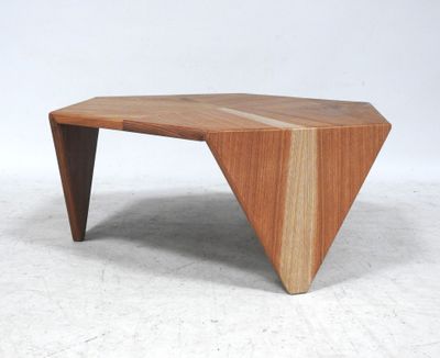 une table en bois sur laquelle figure un motif triangulaire