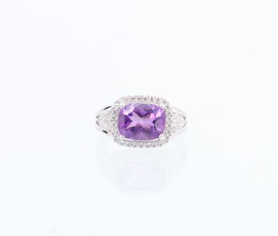 une bague en or blanc sertie d'un améthorate et d'un diamant