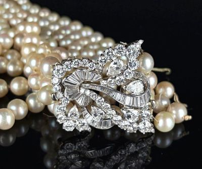 broche ornée de perles et de diamants, avec des perles sur un fond noir
