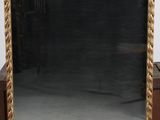 une photo d'un miroir posé sur une table en bois