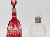 deux bouteilles en verre posées l'une à côté de l'autre