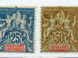 deux timbres de couleurs et de motifs différents sur un fond blanc