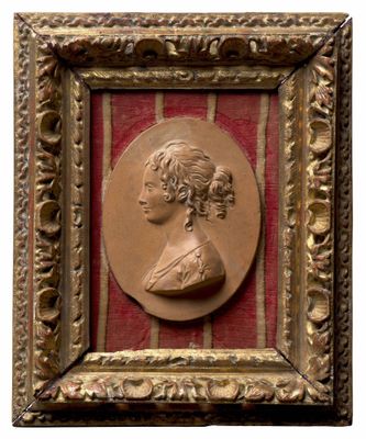 portrait d'une femme de profil dans un cadre doré sur fond rouge