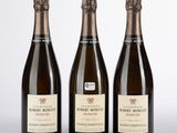 trois bouteilles de vin posées l'une à côté de l'autre sur une table