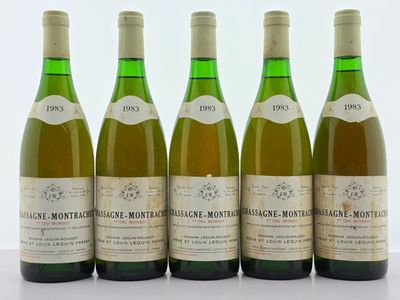 quatre bouteilles de vin sont alignées sur une table