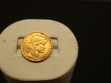 une image représentant une pièce d'or posée sur un objet blanc