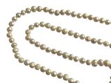 une image représentant un collier de perles blanches sur fond blanc