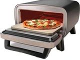 une pizza qui cuit au four