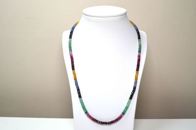 gros plan d'un collier sur un mannequin posé sur une table