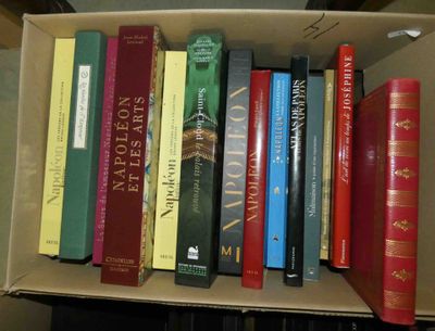 une boîte pleine de livres posée sur une table