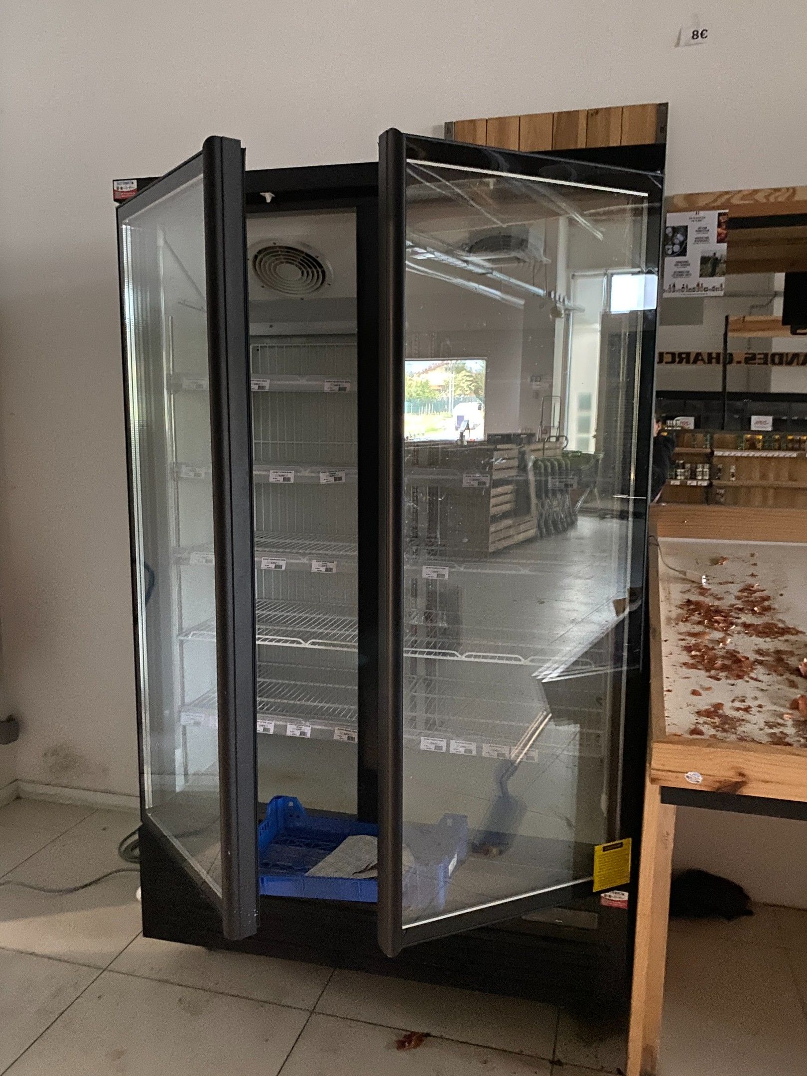 Une vitrine congélation en métal à 2 portes, COSTAN, groupe …