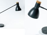 trois vues différentes d'une lampe de bureau avec un pied en bois