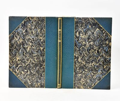 un vieux livre à la couverture bleue et aux bords dorés