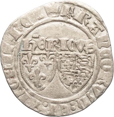Gros plan sur une pièce de monnaie portant des armoiries