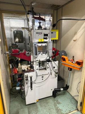 une machine qui se trouve à l'intérieur d'un bâtiment