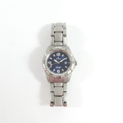 une image d'un gros plan d'une montre-bracelet sur une surface blanche