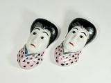 paire de figurines en céramique représentant une femme aux cheveux noirs portant un t-shirt rose à pois