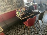 deux chaises et une table dans le coin d'une pièce