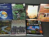 Plusieurs livres sont posés sur une table devant un fond noir.