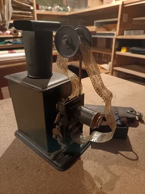 a machine that is sitting on a table in a room