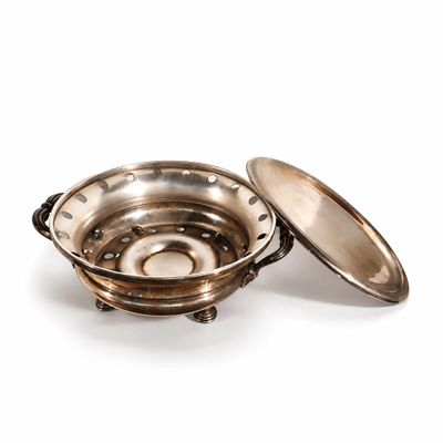 un plat ancien en argent avec un couvercle, sur fond blanc