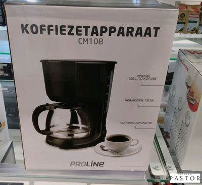 une boîte sur laquelle est posée une cafetière, dans un magasin