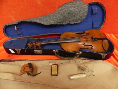un violon posé dans son étui sur une table