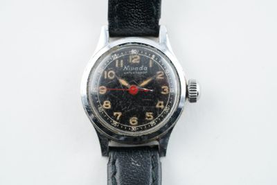 gros plan d'une montre-bracelet sur une surface blanche