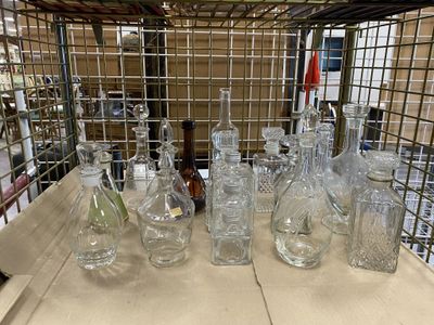beaucoup de bouteilles en verre posées sur une table