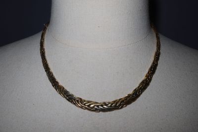 gros plan d'un collier sur un mannequin mannequin