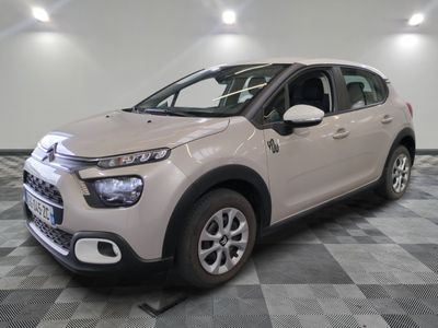 La nouvelle Citroën est exposée dans le showroom d'un concessionnaire.