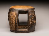 un vieux tabouret en bois surmonté d'une assise en bois