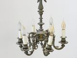 un lustre à cinq lumières suspendu au plafond